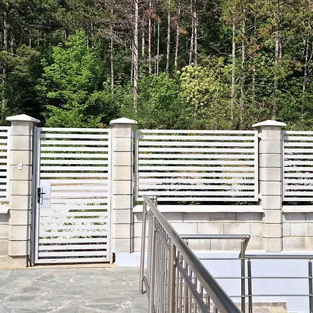 Lola Seaview Guest House. уютный домик в варне