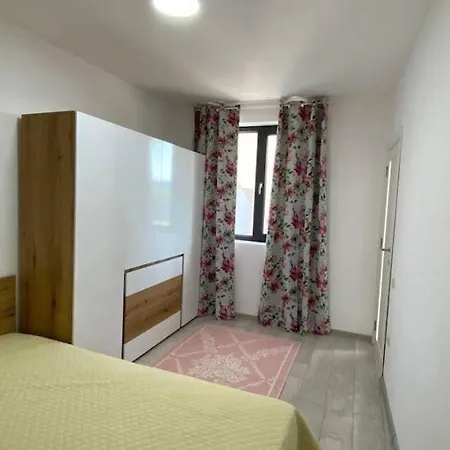 Lola Seaview Guest House. уютный домик в варне Вілла
