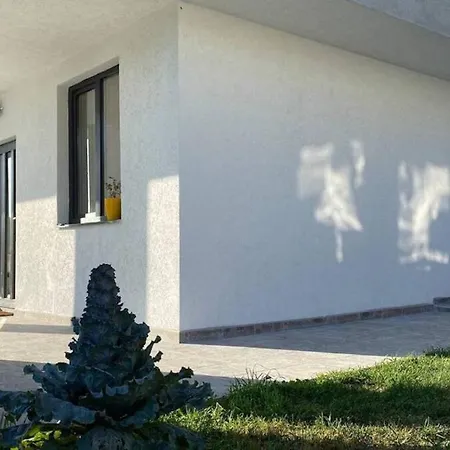 Lola Seaview Guest House. уютный домик в варне Βίλα *