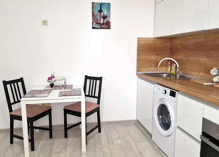 Lola Seaview Guest House. уютный домик в варне