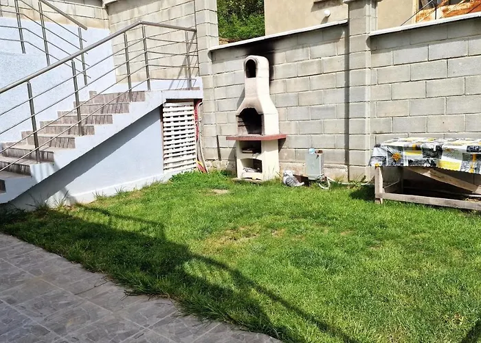 Lola Seaview Guest House. уютный домик в варне فارنا