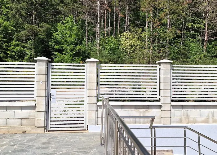 Lola Seaview Guest House. уютный домик в варне