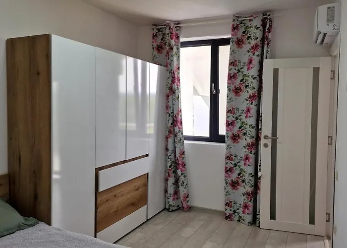 Lola Seaview Guest House. уютный домик в варне Вілла *